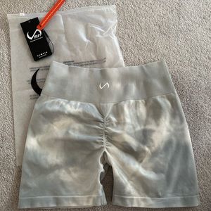 Cosmic Seamless Scrunch Butt Shorts
Supernova Gray / M